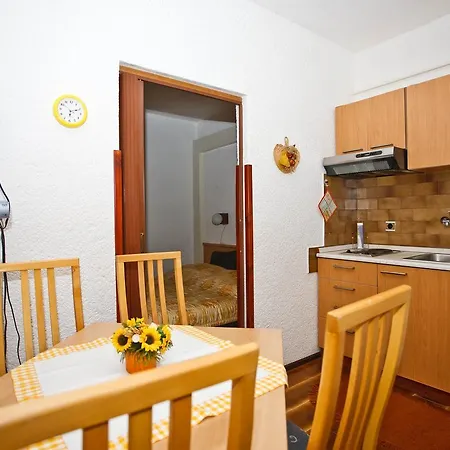 In I Apartment
